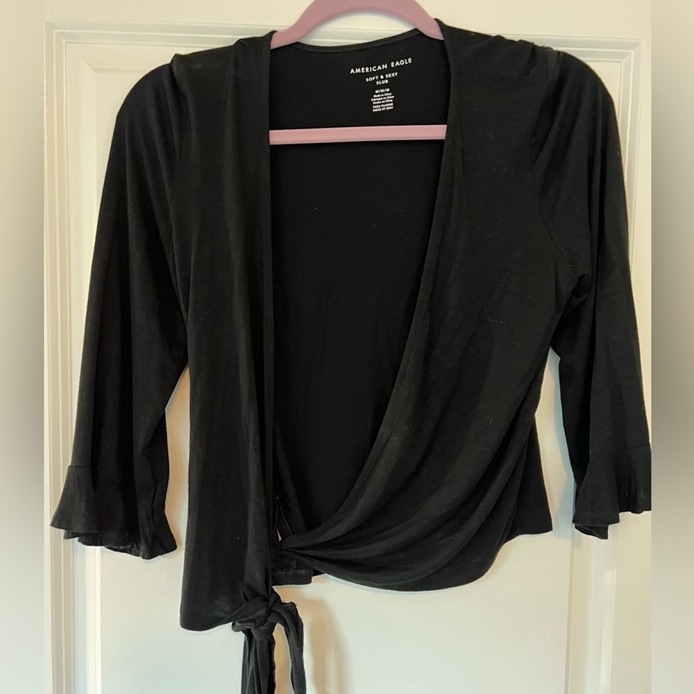 Cropped flowy tie long sleeve black shirt American Eagle Size M